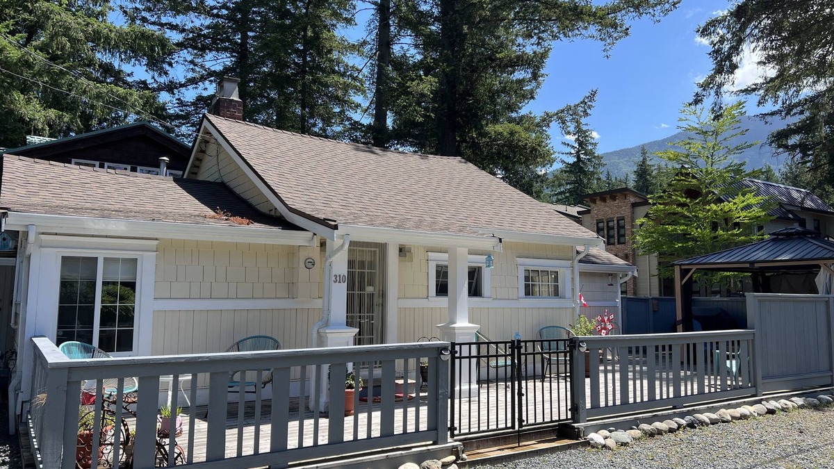 Cultus Lake Cottage | Steps to Beach, Waterpark, Entertainment - Fun for all! Permit# 25-310-002