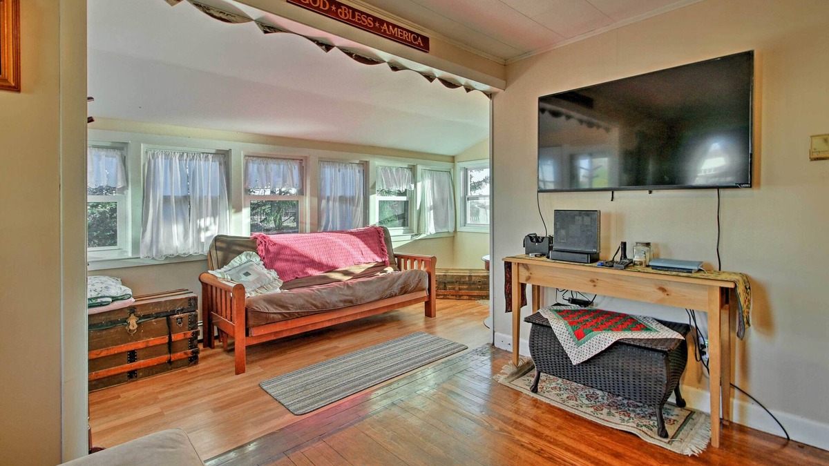 Buzzards Bay House | Steps to Cape Cod Canal: Buzzards Bay Home