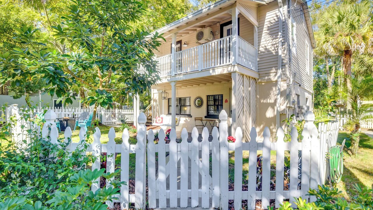 DeLand Condo | Steps to Downtown: DeLand Condo w/Porch & Yard