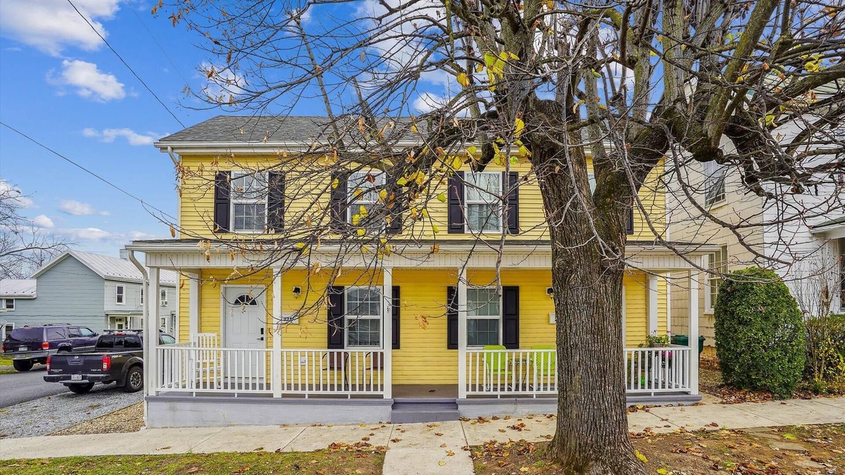 Luray House | Steps to downtown fun and food! No Cleaning Fee!