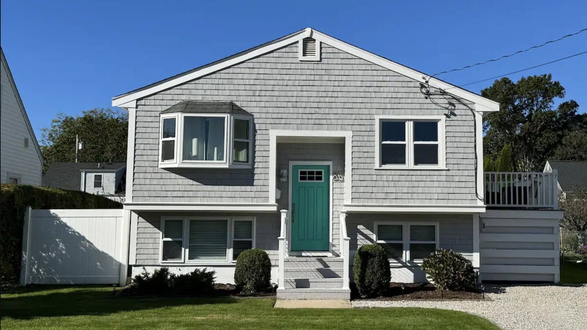 Top of the Hill House | Steps to Easton's Beach, Cliff Walk & Downtown