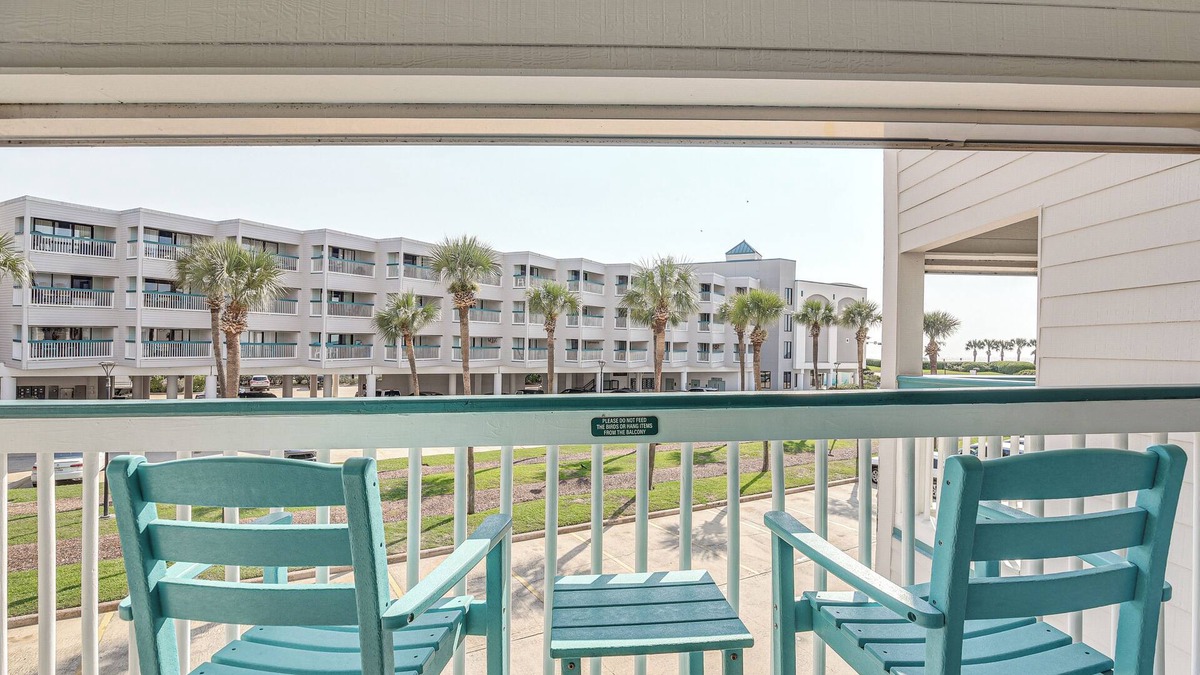 Galveston Condo | Steps to Galveston Beach: Corner-Unit Condo!