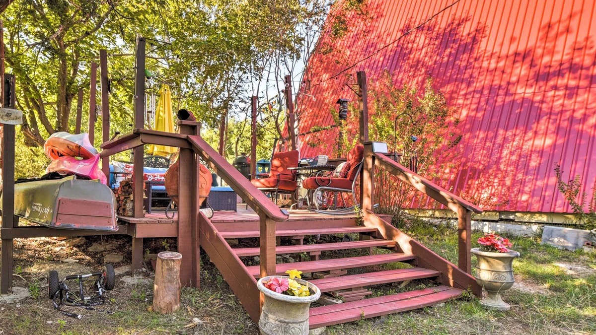 Granbury Cottage | Steps to Lake! Charming Cabin: Pool Access & Decks