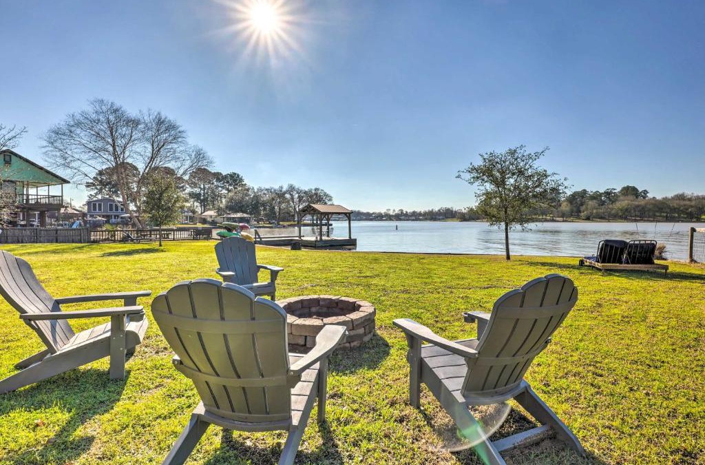 Willis House | Steps to Lake Conroe Cozy, New-Build Cabin