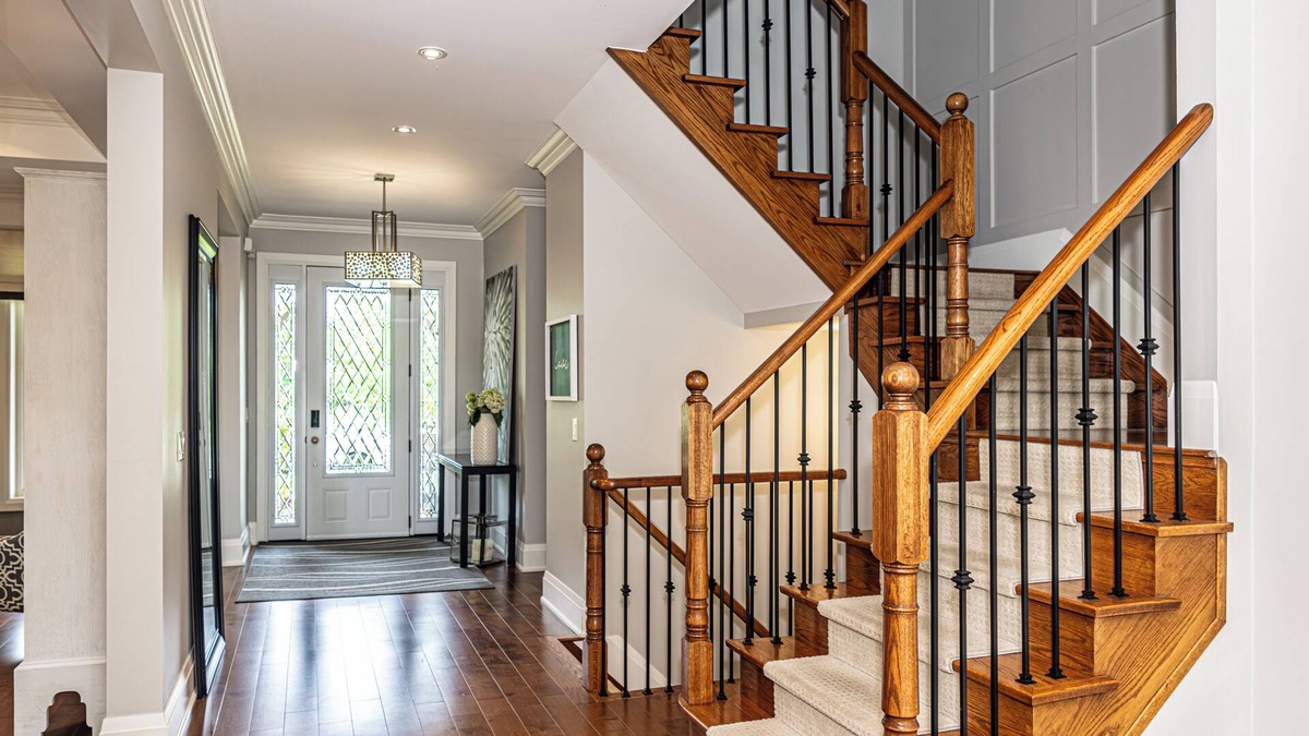 Barrie House | Steps to lake In Barrie w/Pool & hot tub - Perfect for Families!