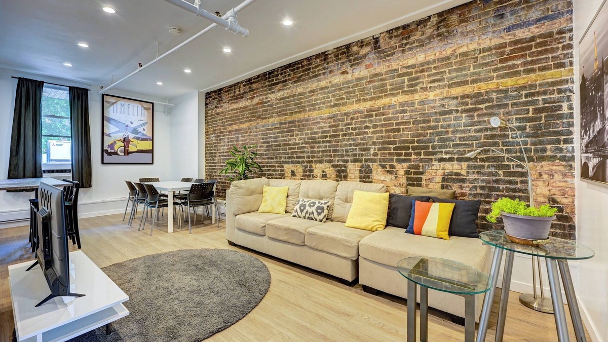 Plateau Mont Royal Apartment | Steps to Nightlife, Bixi, Festivals & Eats