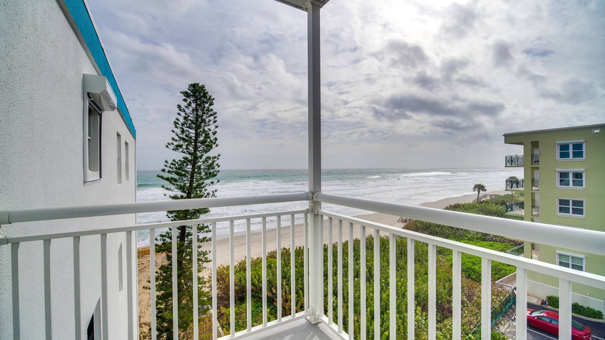 South Patrick Shores Condo | Steps to Sand: Satellite Beach Condo w/Views!
