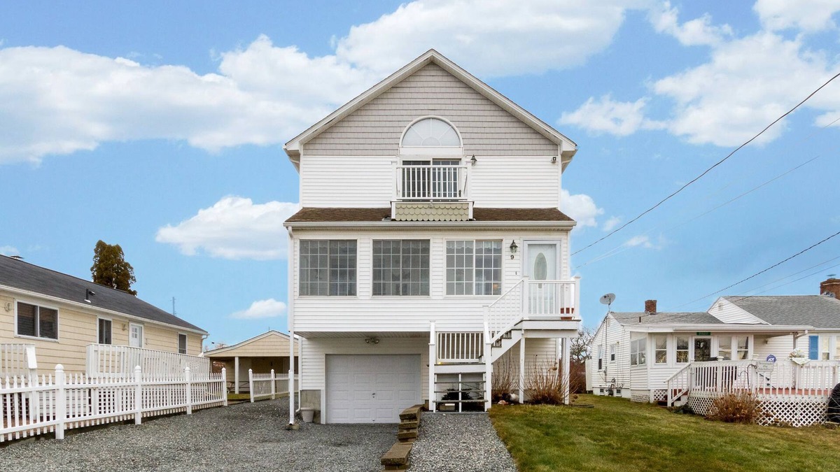 Eastward Look House | Steps to Scarborough Beach with Ocean Views