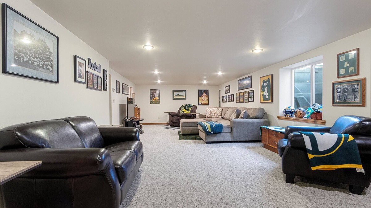 Ashwaubenon House | Steps to Stadium-5 bedroom house in Green Bay walkable to football entertainment