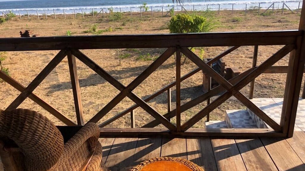 Leon Cabin | Steps to Surf – Beachfront Loft Cabana with Kitchenette