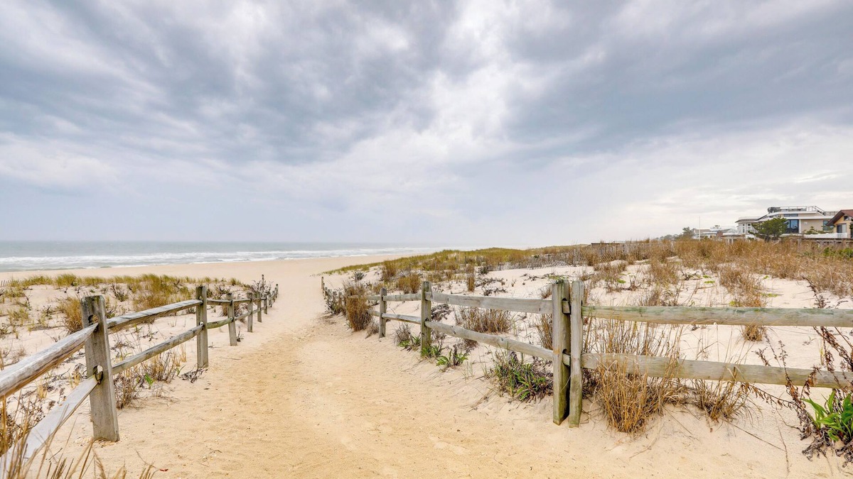 Surf City Cottage | Steps to Surf City Beach: Pet-friendly Cottage!