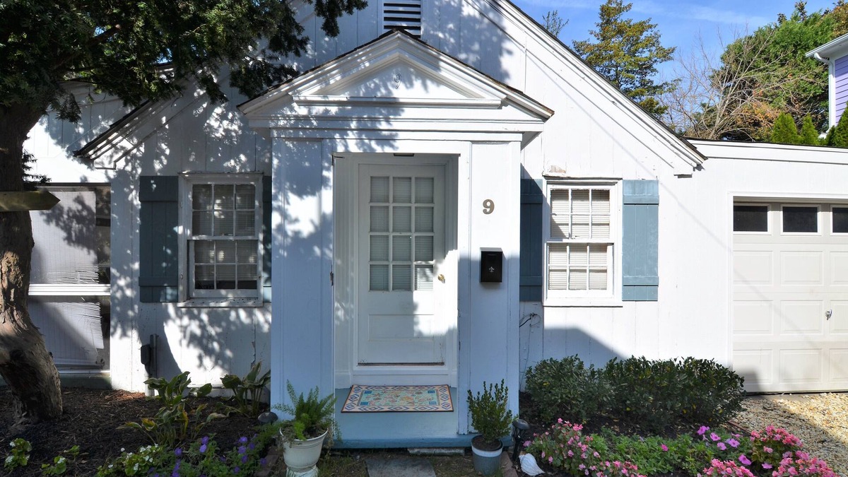 The Pines Cottage | STEPS TO THE BEACH -ADORABLE 1 BR Cottage-9 Park Ave Rear, Rehoboth Beach, DE