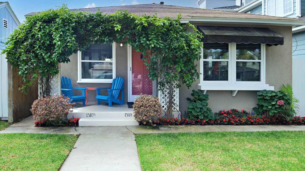 Old Towne House | Steps to the beach and 4 blocks from Main St. and the Pier