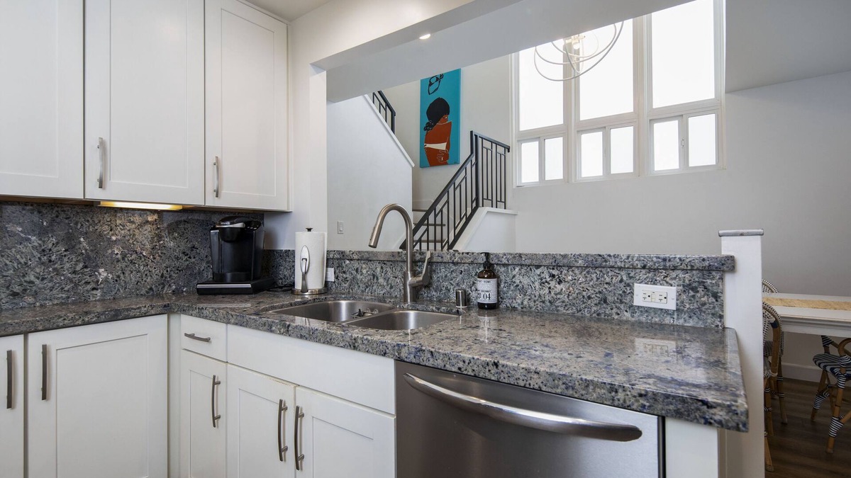 Del Mar Condo | Steps to the Beach, Park, Shops & Restaurants At 18th St DEL MAR BEACH COLONY