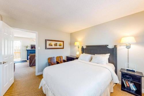 Craigleith House | Steps to the Hill 1 Bedroom CraveTV