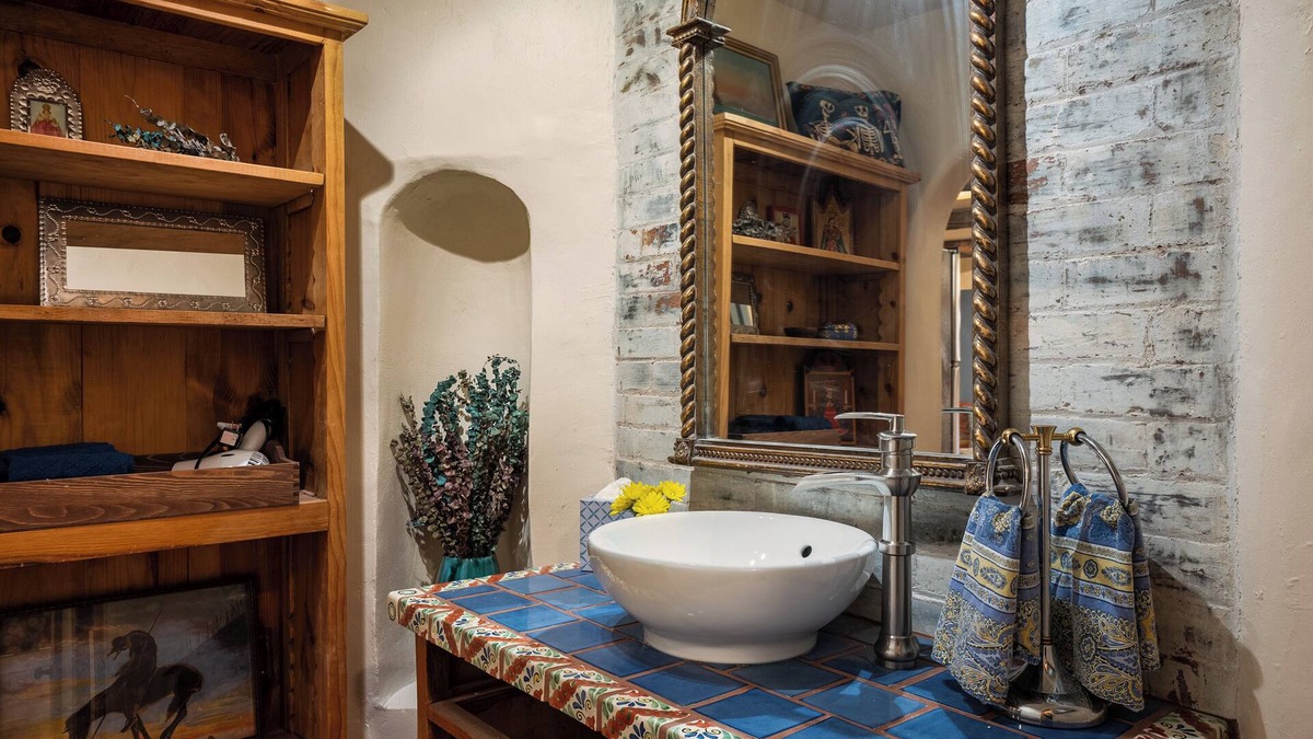 South Capitol Cottage | Steps to the Historic Santa Fe Plaza
