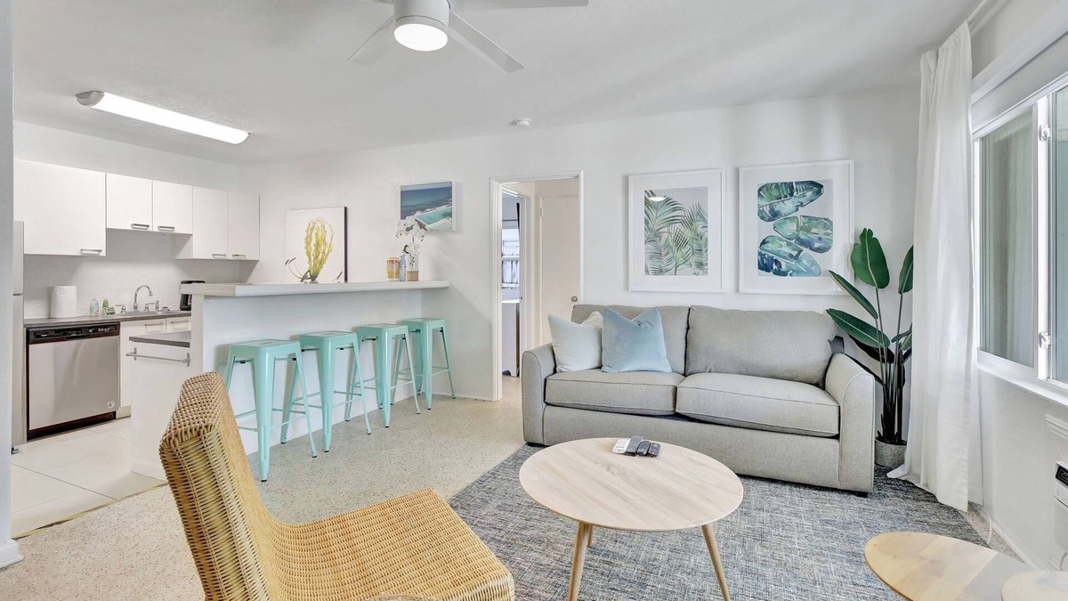 Lauderdale-by-the-Sea House | Steps to Beach ~ Spacious 5Br w/Backyard