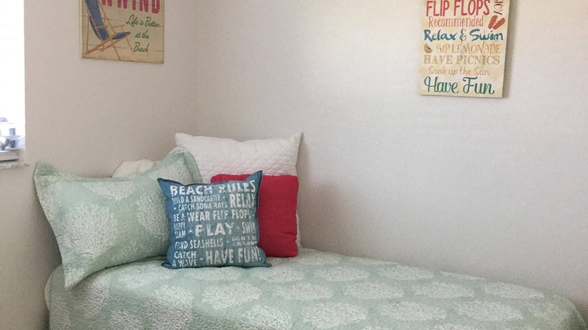 Englewood House | STEPS TO BEACH & STEPS TO BAY & WATCH DOLPHINS! 3 MIN WALK TO RESTAURANTS