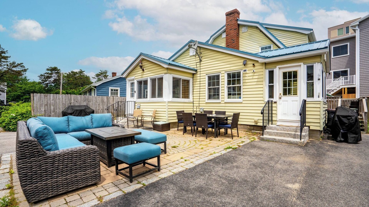 Old Orchard Beach House | Steps2Beach, 2SidesOfDuplex, Grill & Fire Pit, Beach Gear