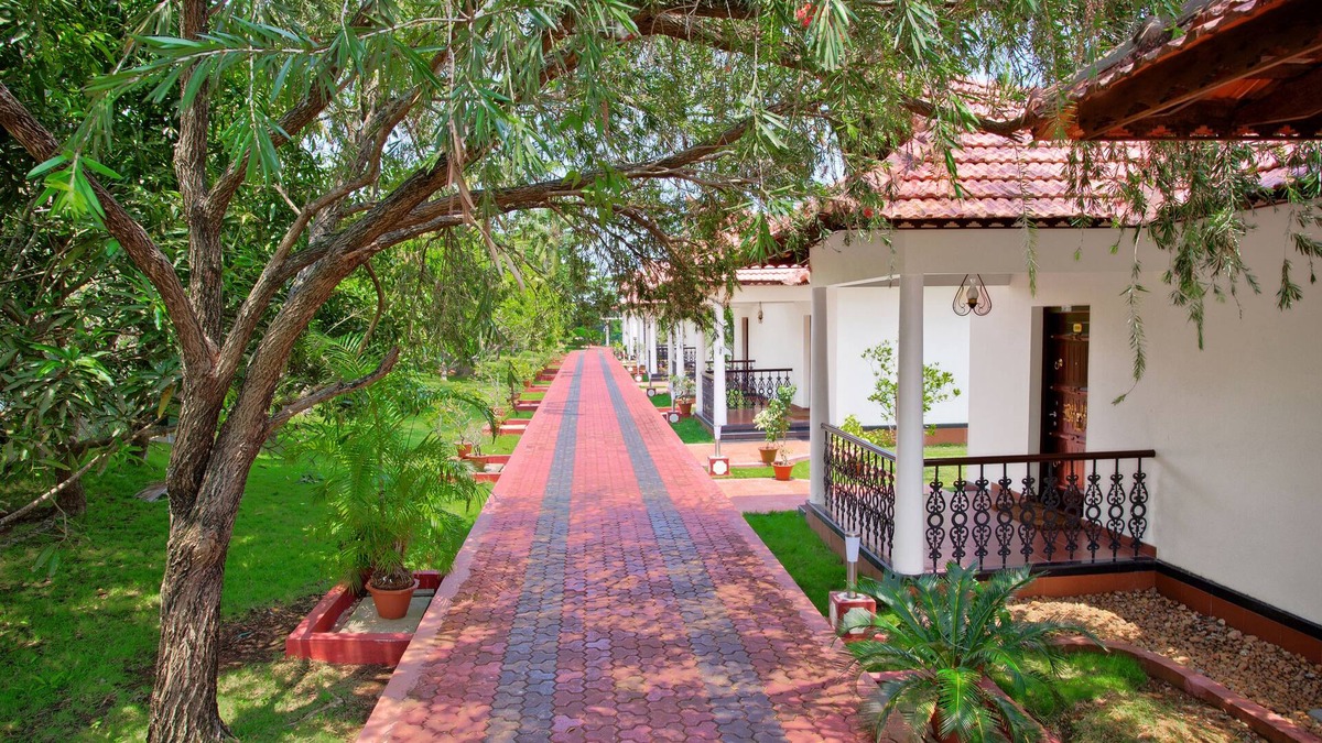 Alappuzha Hotel | Sterling Lake Palace Alleppey