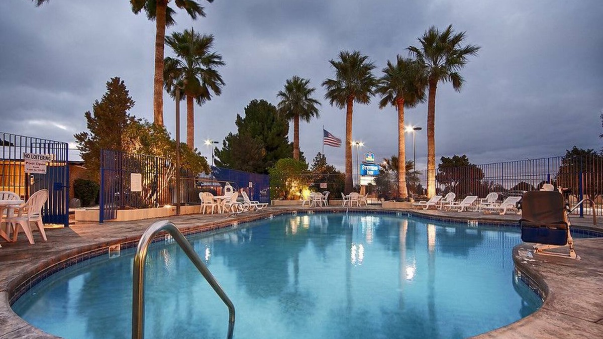 Carlsbad Hotel | Stevens Inn a Howard Johnson by Wyndham