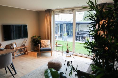 Baarland Ski Chalet | Stijlvol ingerichte bungalow aan de Westerschelde