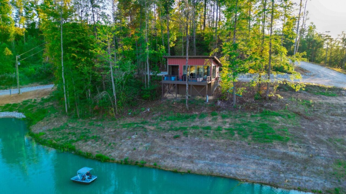 Campton Cabin | Still Water – Luxury King Cabin Overlooking the Pond w/Hot Tub, Fire Pit