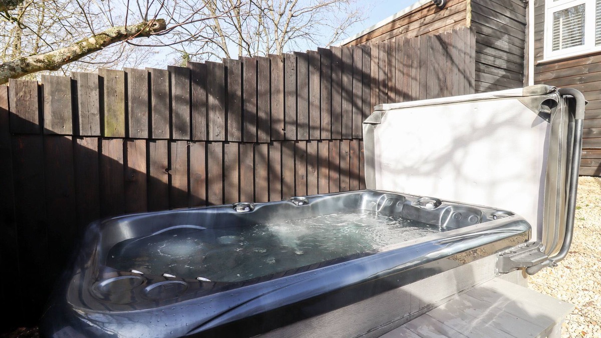 Blandford Saint Mary Cottage | STILLNESS, pet friendly, with hot tub in Blandford Forum