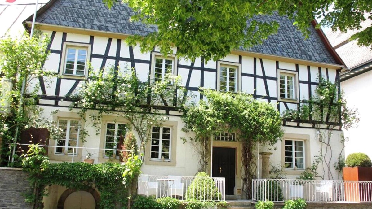 Burg Apartment | Stilvolle Ferienwohnung mit Terrasse und Moselblick