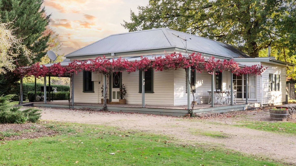 Mansfield Cottage | Stirling Homestead set on a beautiful historical 75-acre property.