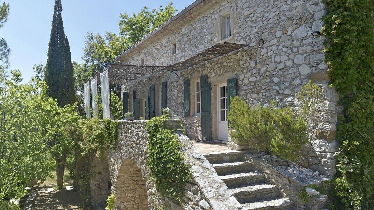 Saint-Andre-de-Roquepertuis House | Stone farmhouse with pool