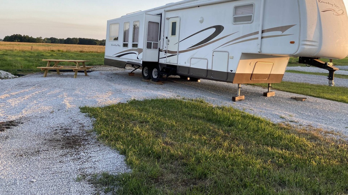 Clinton House | Stocked 4 seasons 5th wheel near Truman Lake in beautiful new campground