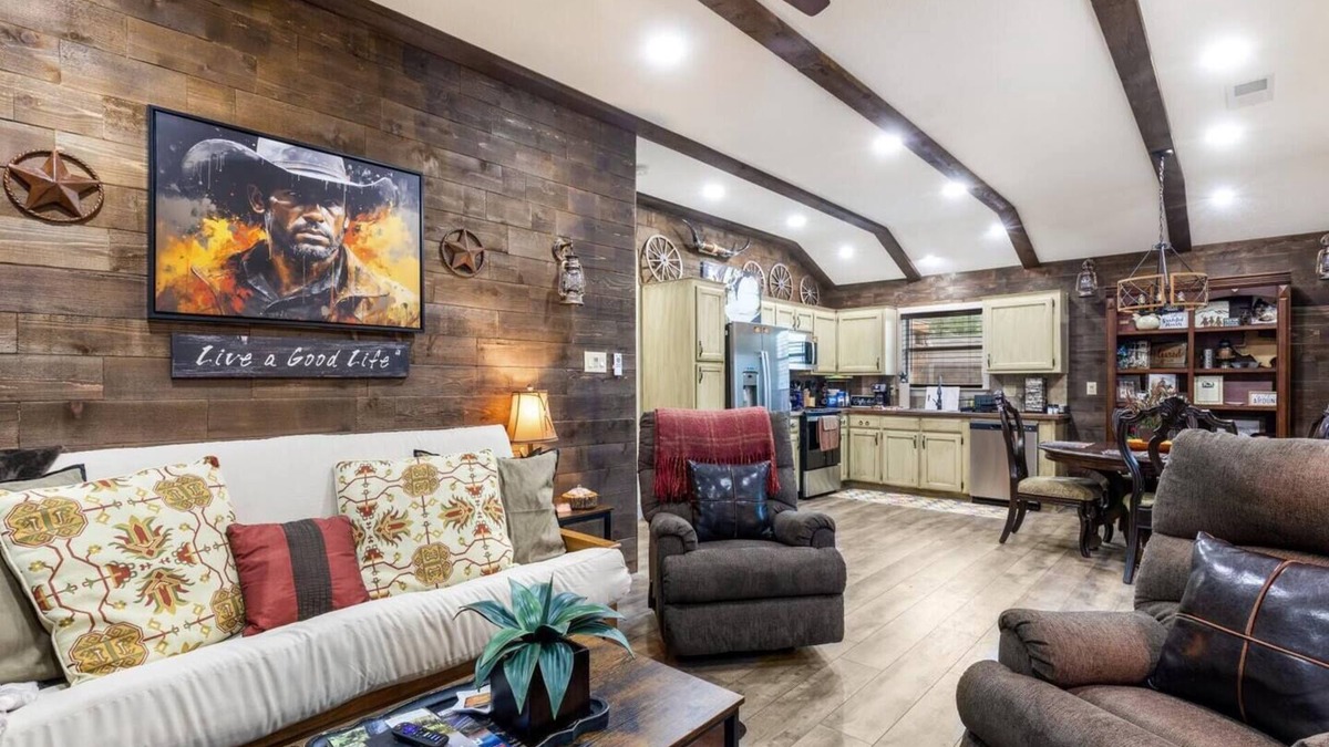 Fort Worth House | Stockyards 5 mins!-New!-Sleeps 8. Cowboy Bungalow, TCU close by