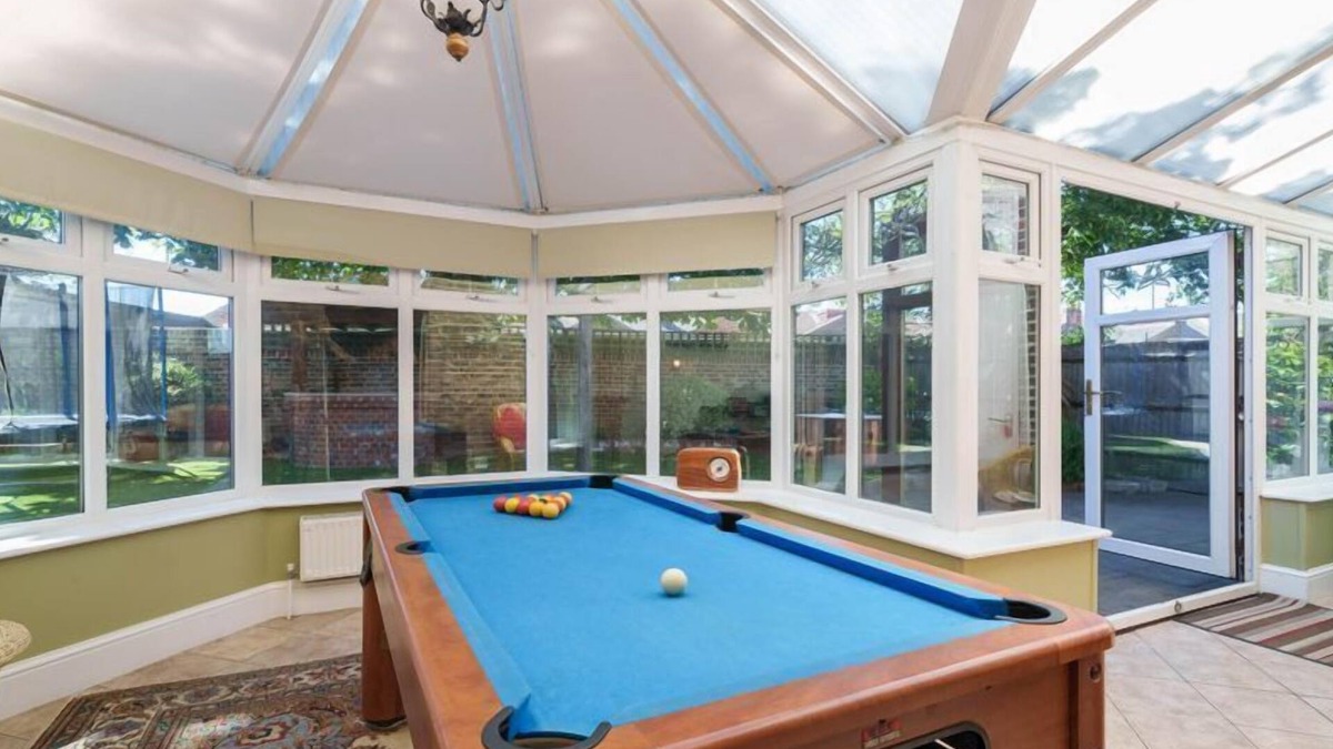 Gosport House | Stoke Villas - a house that sleeps 17 guests in 5 bedrooms