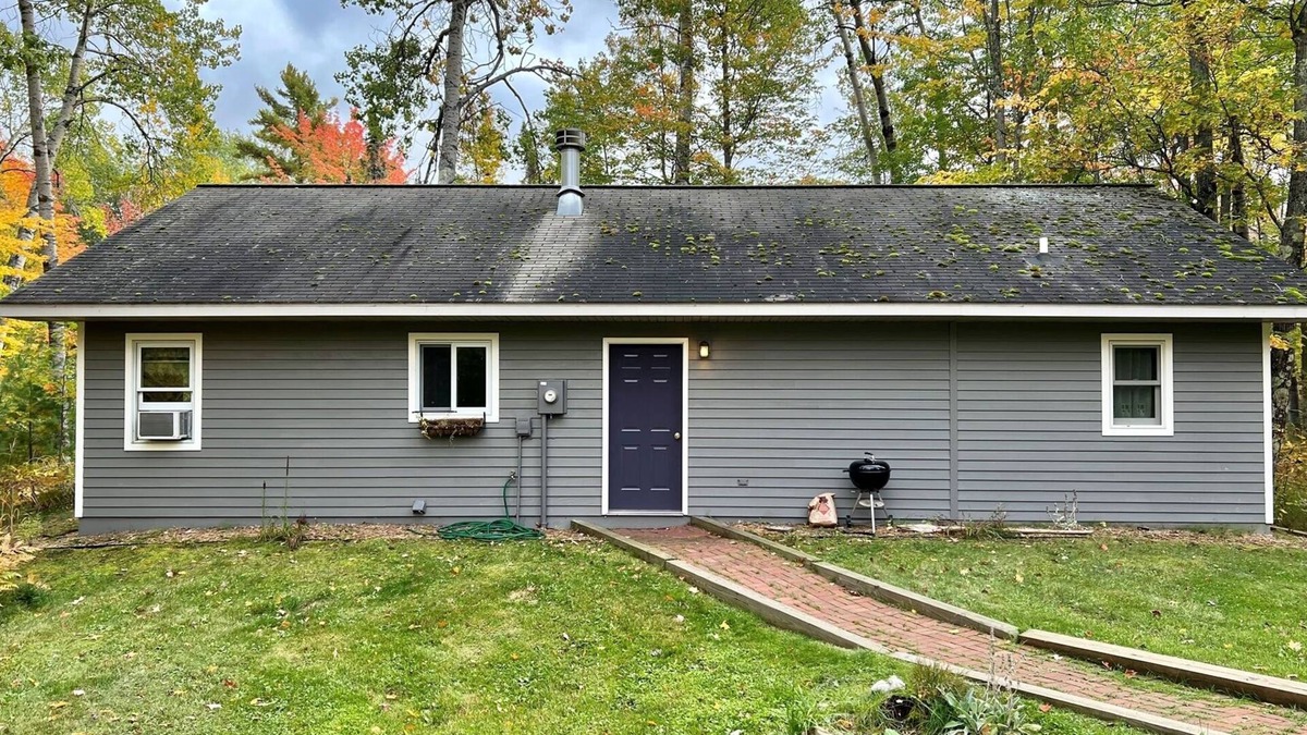 La Pointe House | Stolen Oaks - Cottage with All-seasons Porch, located near the Airport!