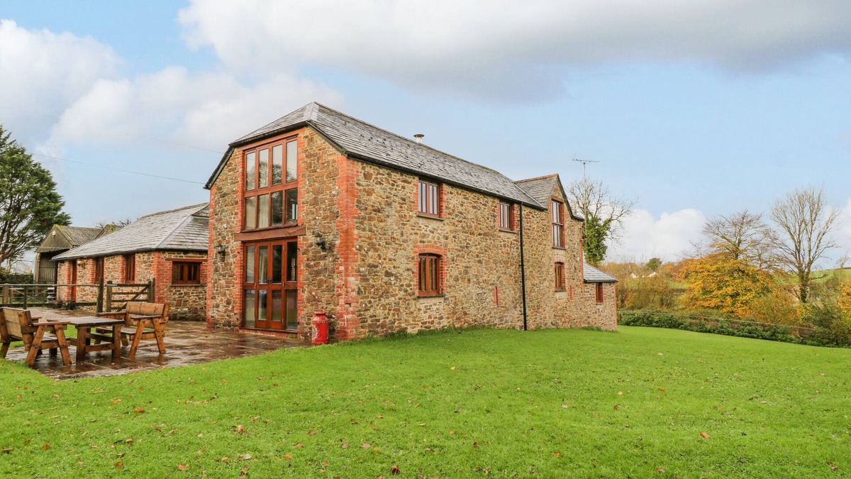 Clawton House | STONE BARN, pet friendly, character holiday cottage in Holsworthy