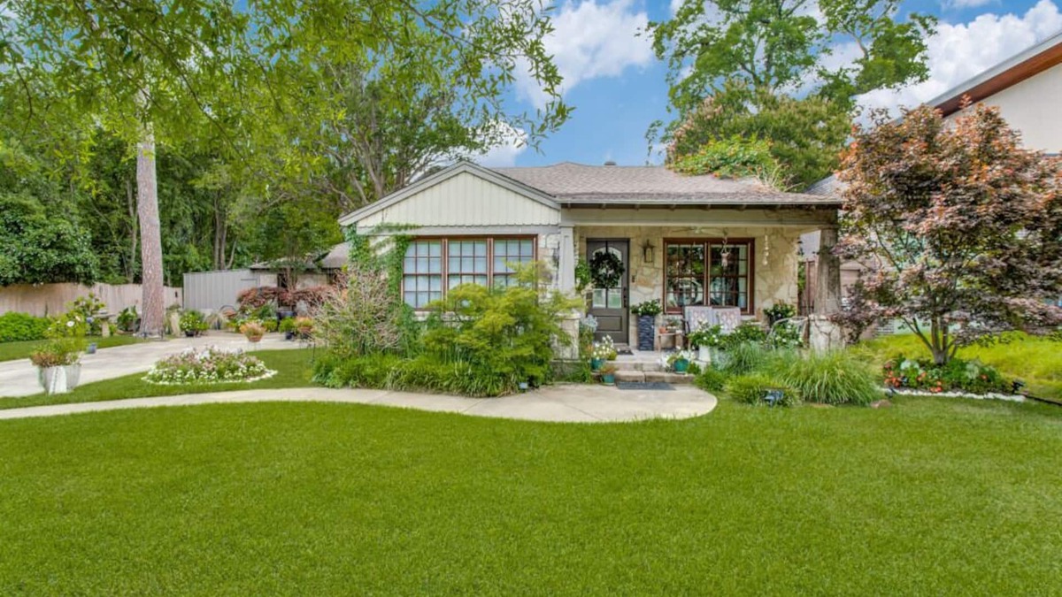 The Peninsula Cottage | Stone Cottage Guest House at White Rock Lake