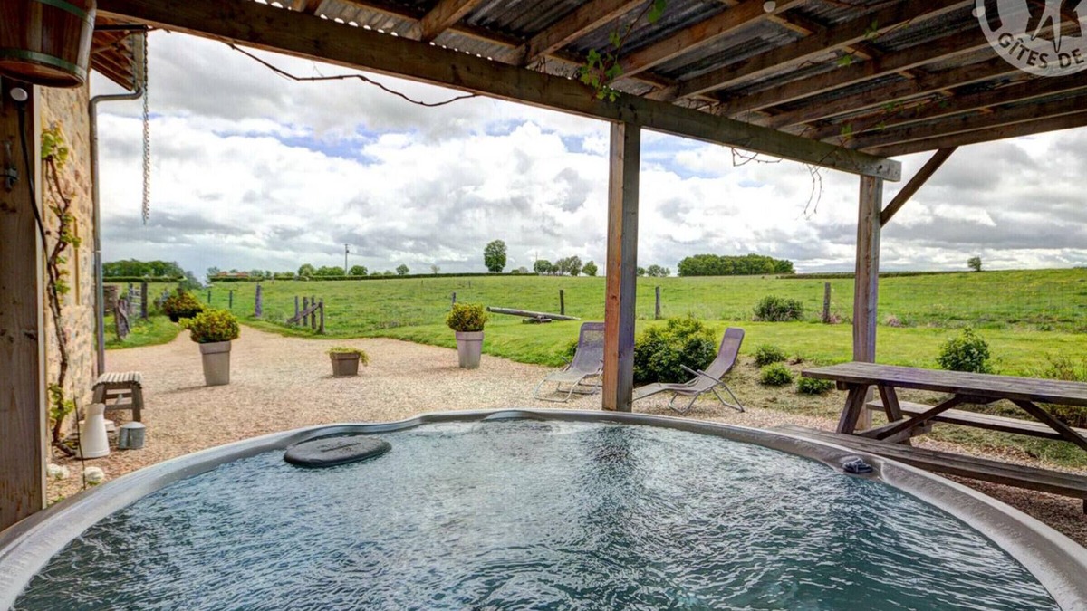 Saint-Forgeux-Lespinasse Cottage | Stone and wood house with spa and sauna in nature