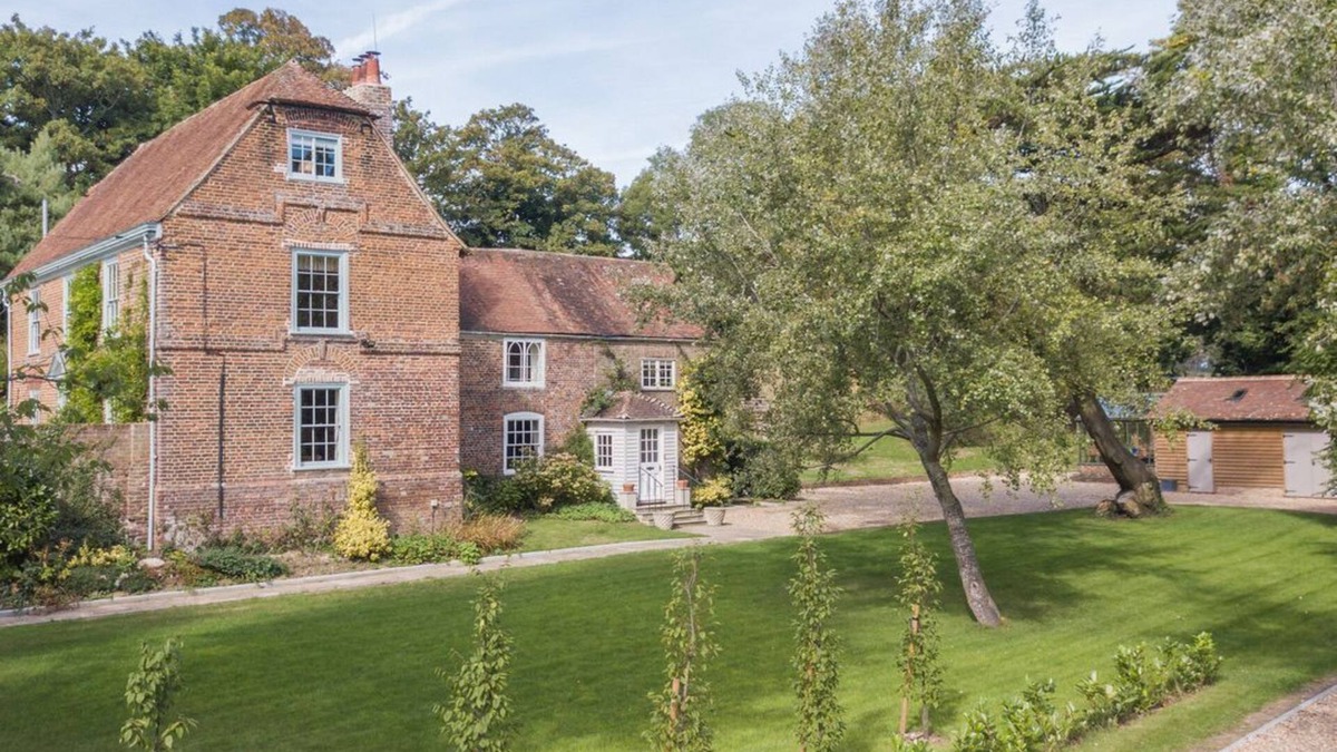Deal House | Stone Hall Farmhouse is a stunning Grade II listed house with Georgian and Victorian origins, nestle