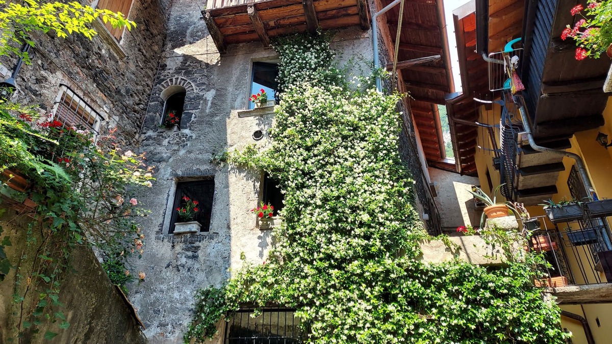 Sala Comacina House | Stone house of 1100 on three levels a few steps from the lake with free boat