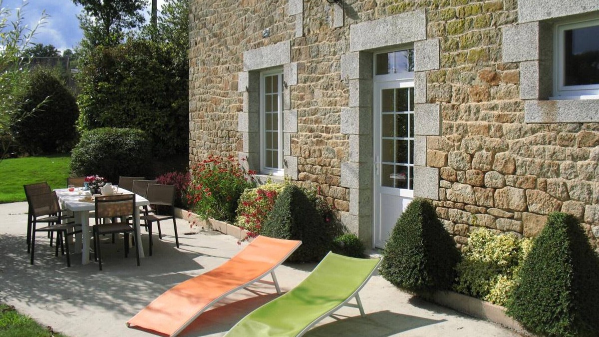 Chalandrey Cottage | Stone house with garden and games room