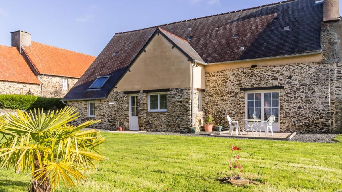 Saint-Lo Cottage | Stone house with large garden in Saint-Lô, near the stud farm