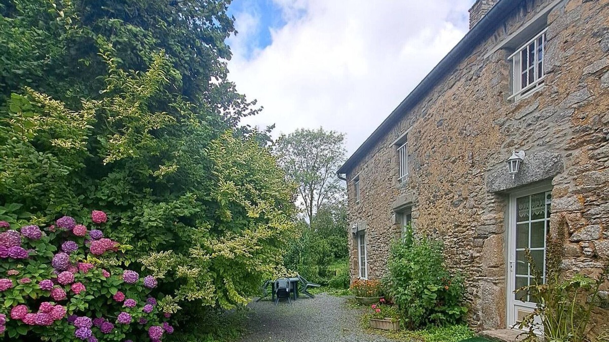 Gratot Cottage | Stone house with private yard and wifi in Gratot