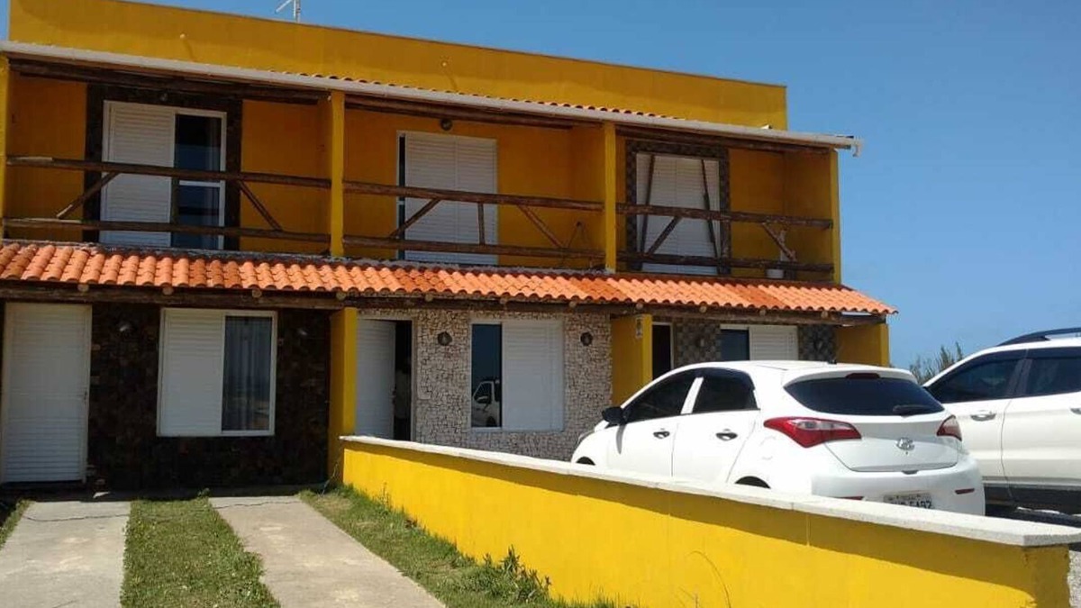 Jaguaruna House | Stone slate house with balcony 180m from the beach
