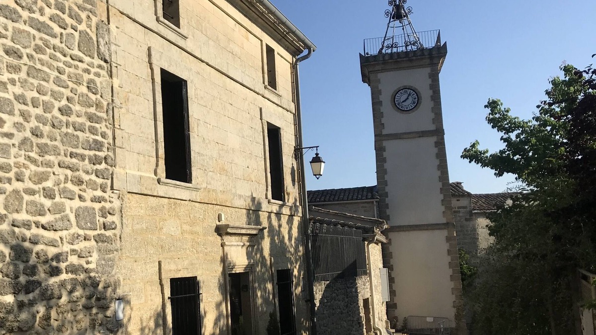 Saint-Siffret House | Stone village house with stunning views of old St. Siffret, near Uzes