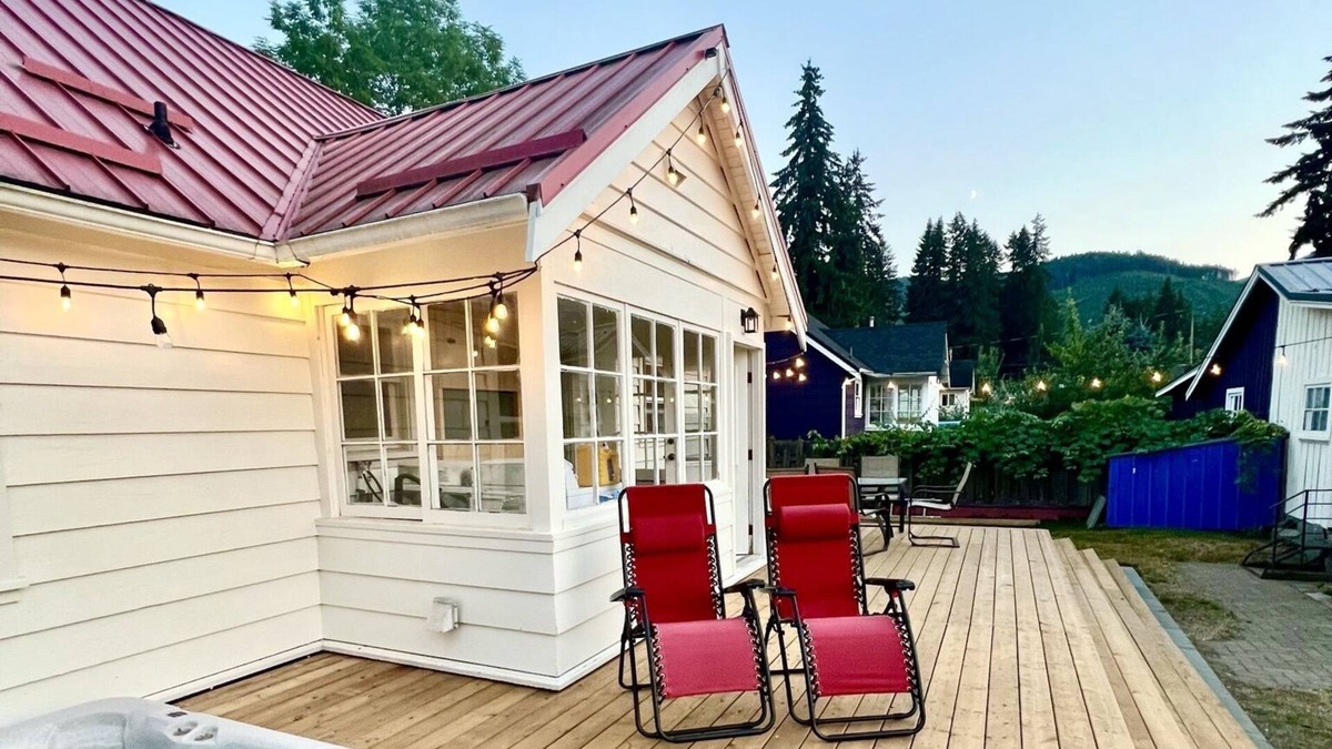 Honeymoon Bay Cottage | Stoneblush Cottage - hot tub, 350m to lake