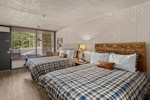 Eureka Springs Apartment | Stonegate Lodge 2mi to Historic DTWN Pool WiFi 2 Queen Beds Room #210