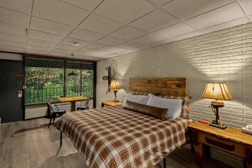 Eureka Springs Apartment | Stonegate Lodge King Bed WIFI 50 in Roku TV Salt Water Pool Room # 101