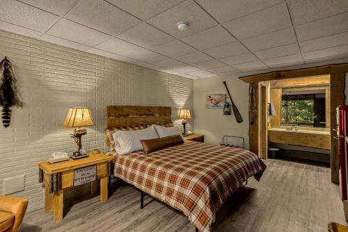 Eureka Springs Apartment | Stonegate Lodge King Bed, WIFI, 50in Roku TV, Salt Water Pool Room #103