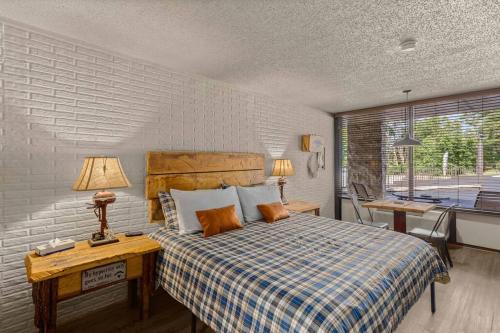 Eureka Springs Apartment | Stonegate Lodge Pool Fire Pits King BedFast WiFi 50in TV Room #209